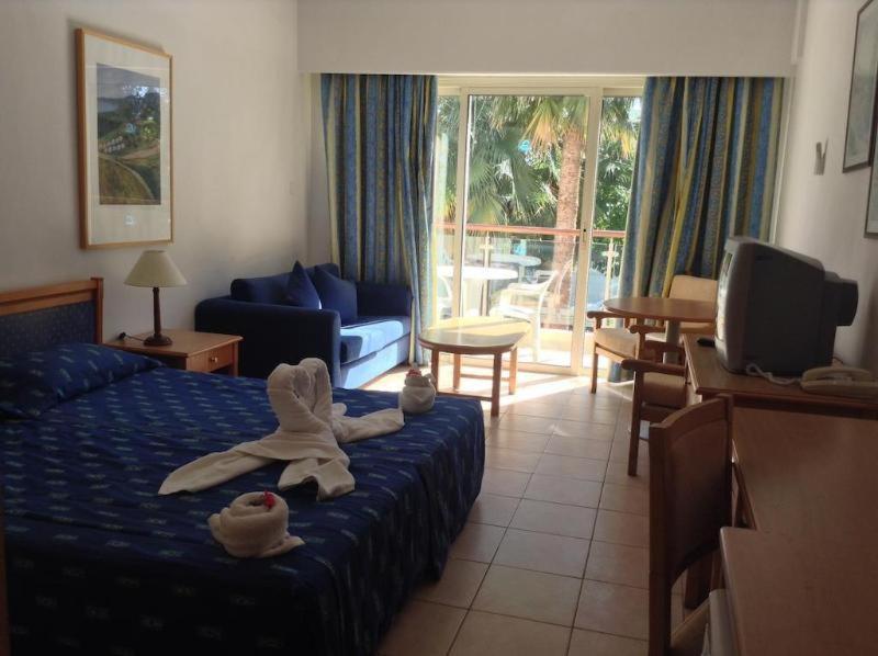 Paphos Gardens Apartment Room photo